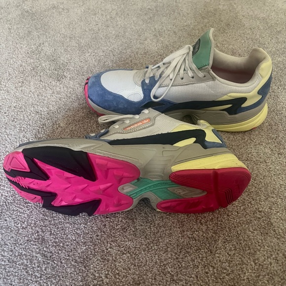 Kylie Jenner x Adidas Falcons - Picture 3 of 5